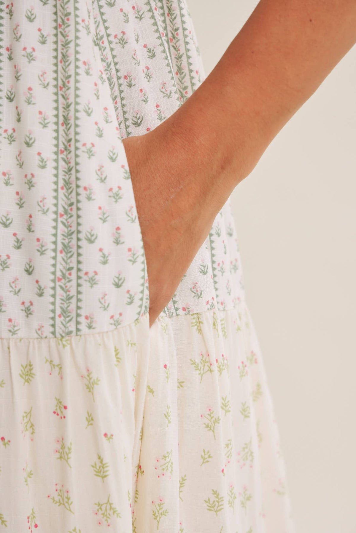 DAYDREAM PATCHWORK FLORAL SMOCKED TIERED MIDI DRESS: NATURAL/TAUPE / S